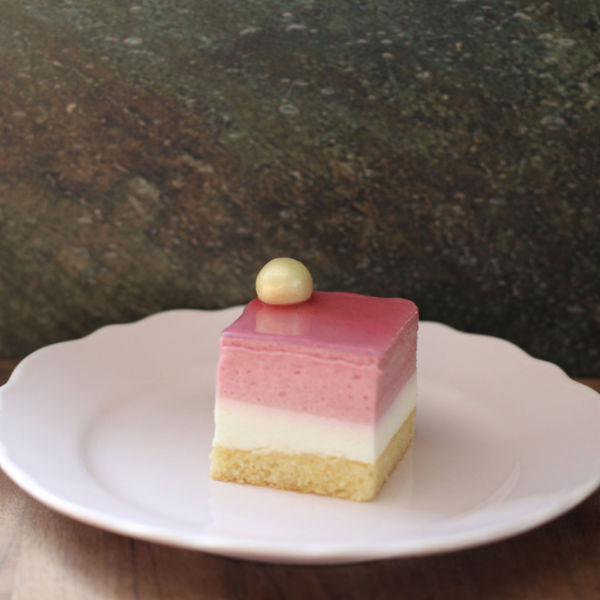 Afbeelding van frambozen - yoghurt petite four formaat