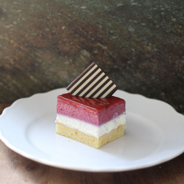 Afbeelding van cassis - witte chocolade petite four formaat