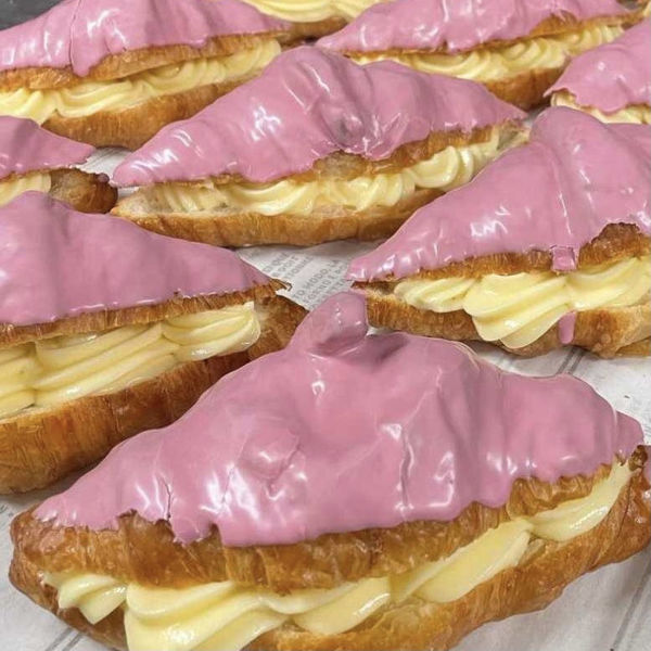 Afbeelding van Roze croissants gevuld met Zwitserse room